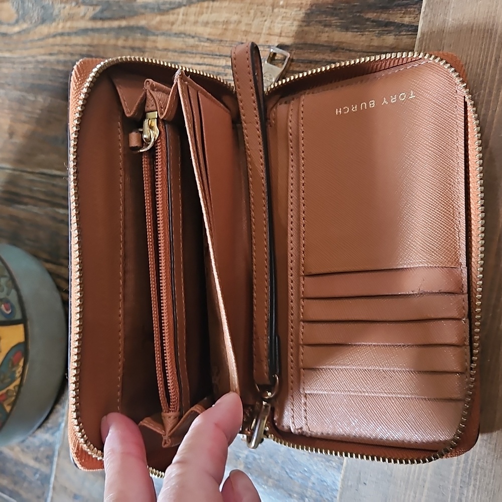 Tory Burch Women's Tan Leather Clutch Wristlet / Wallet. - Picture 8 of 13